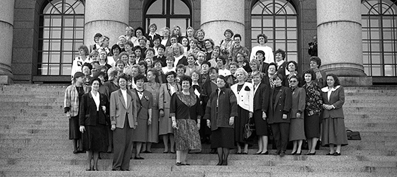Naiskansanedustajat ryhmäkuvassa  Eduskuntatalon pääportailla 4.4.1991. 