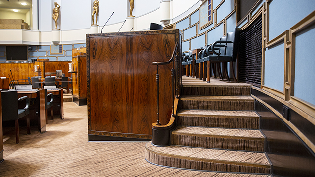 Täysistuntosalin permannolta otettu kuva, jossa kansanedustajat ovat poistumassa istuntosalista