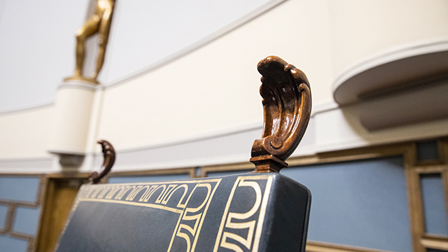 Täysistuntosalin permannolta otettu kuva, jossa kansanedustajat ovat poistumassa istuntosalista