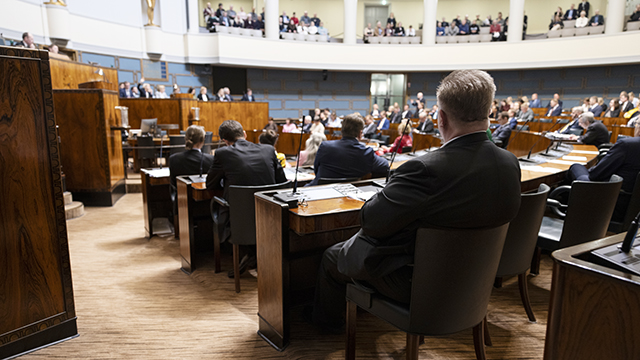 Täysistuntosalin permannolta otettu kuva, jossa kansanedustajat ovat poistumassa istuntosalista