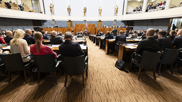 Täysistuntosalin permannolta otettu kuva, jossa kansanedustajat ovat poistumassa istuntosalista