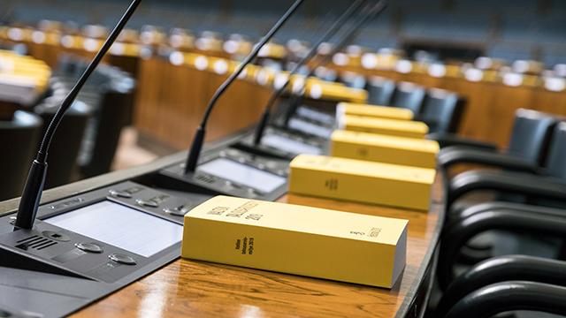 Täysistuntosalin permannolta otettu kuva, jossa kansanedustajat ovat poistumassa istuntosalista