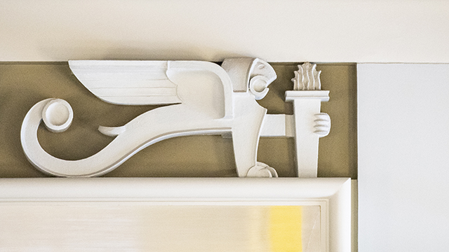 Täysistuntosalin permannolta otettu kuva, jossa kansanedustajat ovat poistumassa istuntosalista