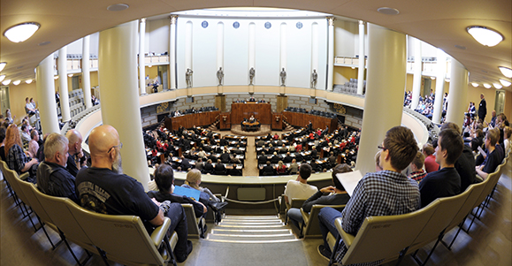 Istuntosali kuvattuna yleisälehteriltä