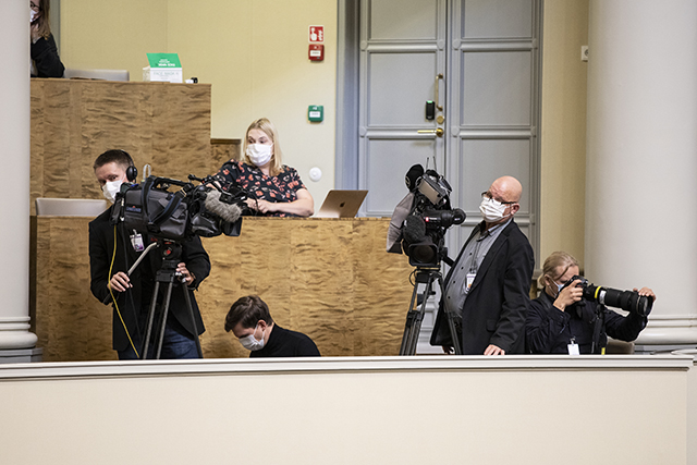 Maskien käyttöä eduskunnassa