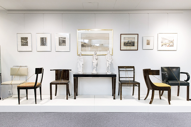 Näyttelyssä esillä olevia tuoleja.