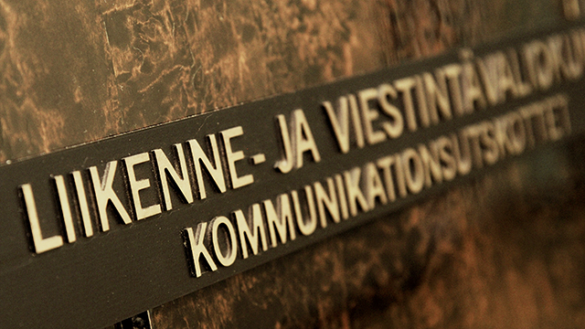 Eduskunnan liikenne- ja viestintävaliokunnan kokoushuoneen ovi kuvassa