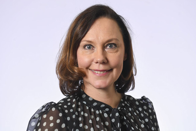 Henkilökuva Anne-Mari Virolaisesta.