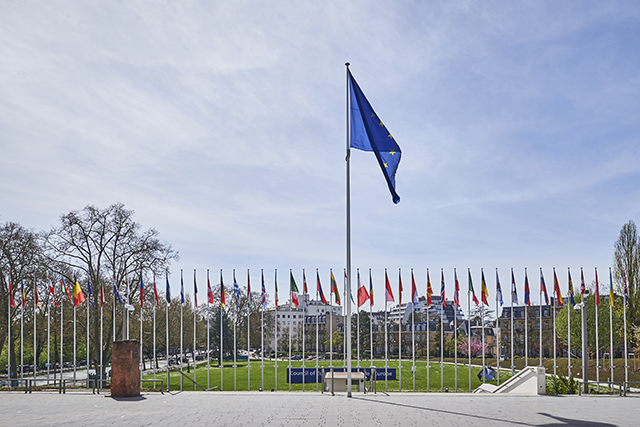 Euroopan neuvoston ja sen jäsenmaiden liput kokousrakennuksen edustalla.