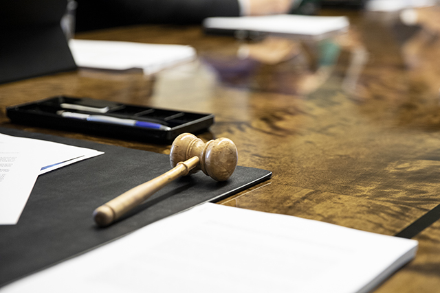 Puheenjohtajan nuija valiokunnan kokoushuoneen pöydällä.