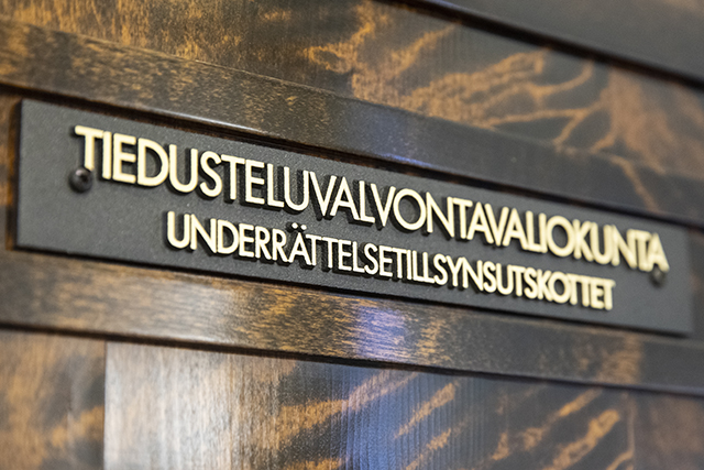 Tiedusteluvalvontavaliokunnan kyltti