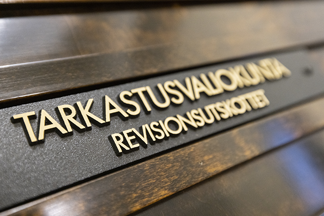 Tarkastusvaliokunnan kokoushuoneen ovi kuvassa 