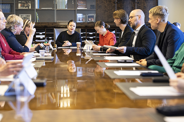 Sosiaali- ja terveysvaliokunnan jäseniä istumassa kokoushuoneen pöydän ääressä