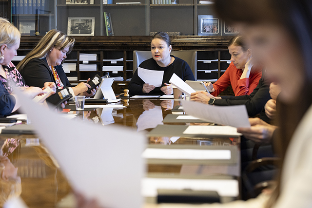 Sosiaali- ja terveysvaliokunnan jäseniä istumassa kokouspöydässä