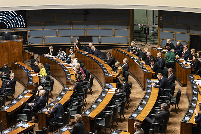 Edustajia istumassa paikoillaan istuntosalissa