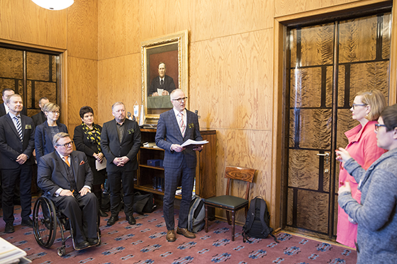 Kansalaisaloitteeen luovutus puhemies Paula Risikolle 7.3.2018