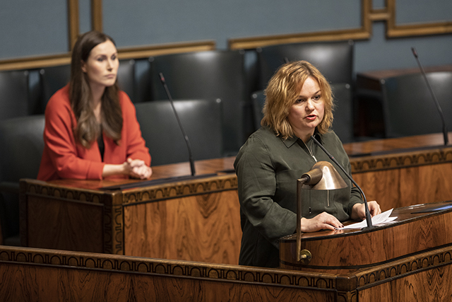 Perhe- ja peruspalveluministeri Krista Kiuru täysistunnossa 12.2.2020