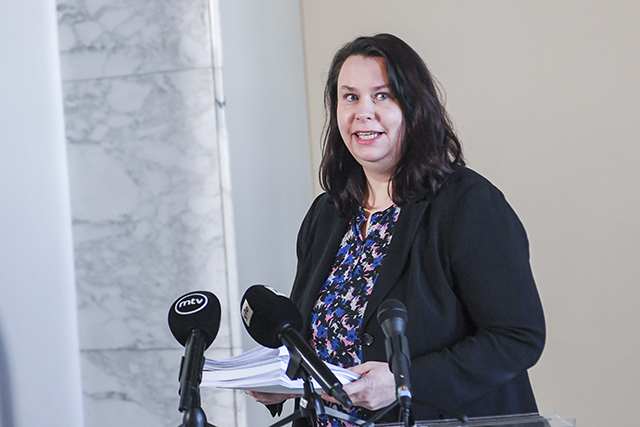 Perustuslakivaliokunnan puheenjohtaja Johanna Niemelä-Ojala tiedotustilaisuudessa 2. huhtikuuta