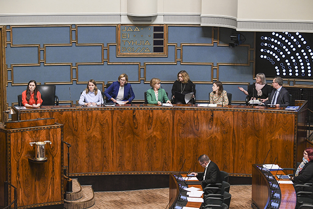 Kuva hallituksesta ministeriaitiossa suullisella kyselytunnilla 2.4.2020