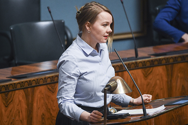 Valtiovarainministeri Katri Kulmuni esitteli hallituksen esityksen täysistuntosalin puhujakorokkeelta.