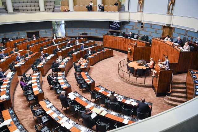 Kuva eduskunnan täysistunnosta 21. huhtikuuta 2020. Täysistunnossa puheenvuoroa käyttää valtionvarainministeri Katri Kulmuni. 