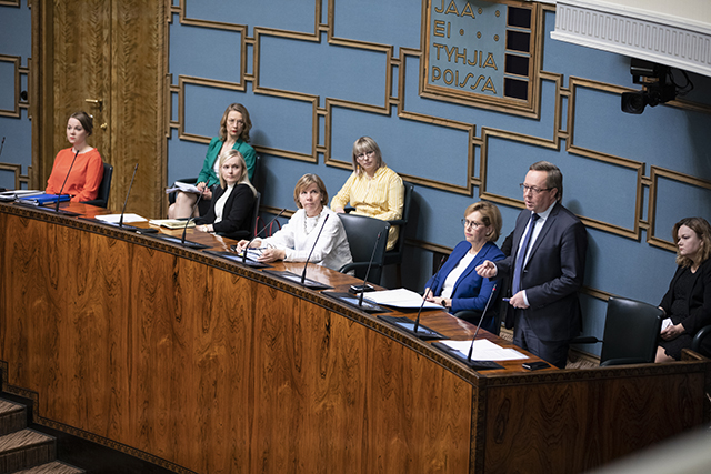 Hallituksen ministerit ministeriaitiossa suullisella kyselytunnilla 23. huhtikuuta 2020