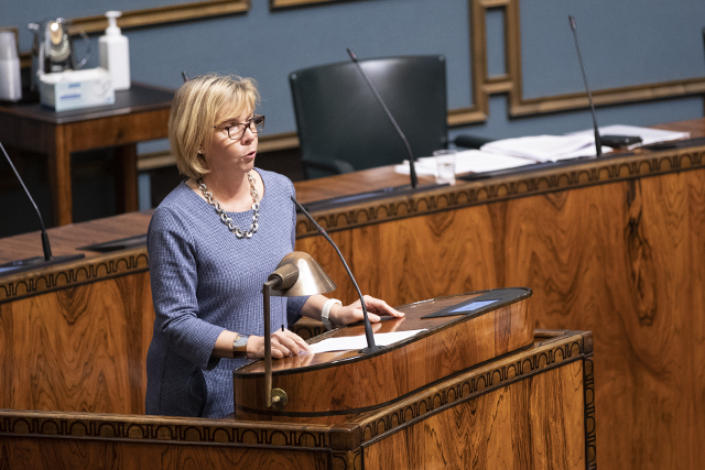 Kuvassa ministeri Henriksson puhujakorokkeella täysistuntosalissa