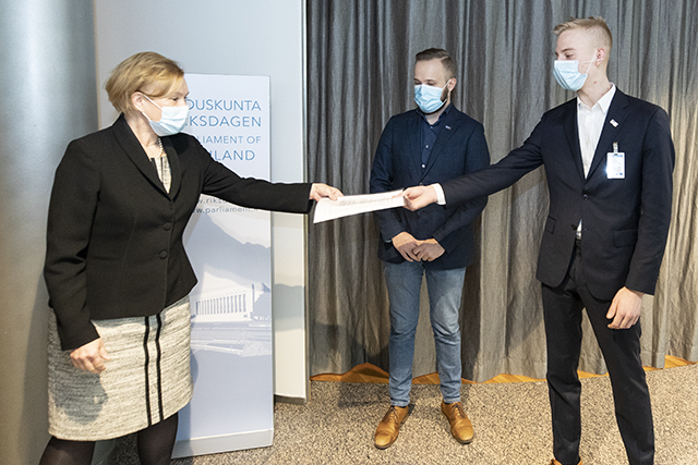 Mika Bergbom ja Santeri Eskola luovuttamassa kansalaisaloitetta eduskunnan lainsäädäntöjohtaja Tuula Kulovedelle.