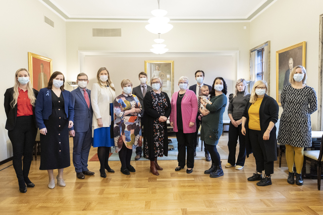 Kokouksen osallistujat yhteiskuvassa maskit kasvoillaan