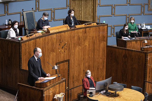 Välikysymyskeskustelu elpymisrahastosta eduskunnan täysistuntosalissa 16. helmikuuta