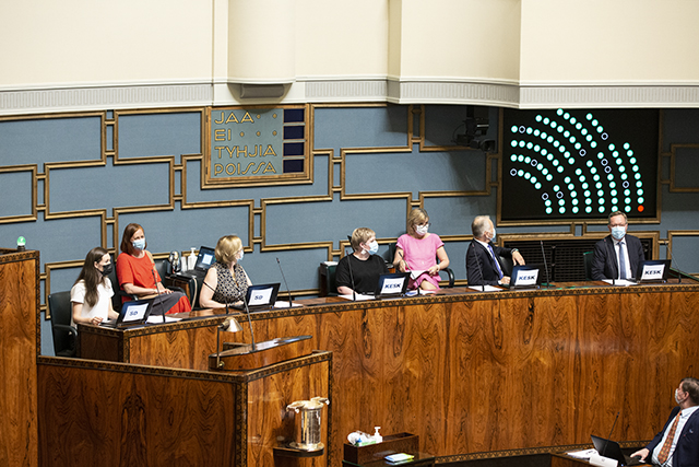 Ministerit odottavat sote-lainsäädännön hyväksymisen äänestystulosta ministeriaitiossa.