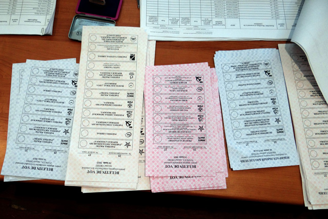 Kuvituskuvassa MOldovan vuoden 2015 paikallisvaalien äänestylipukkeita ladottuna pöydälle pinoihin.