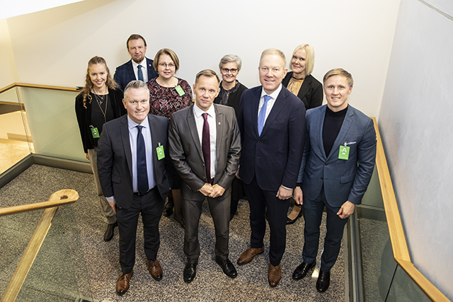 Ryhmäkuvassa Pohjoismaiden ja Baltian maiden ulkoasiainvaliokuntien puheenjohtajia ja valiokuntien virkamiehiä.