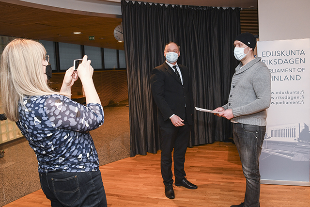 Aloitteen luovuttivat Klaus Kannistola ja Hannele Hatanpää. Aloitteen vastaanotti  Antti Linna istuntoyksiköstä. 