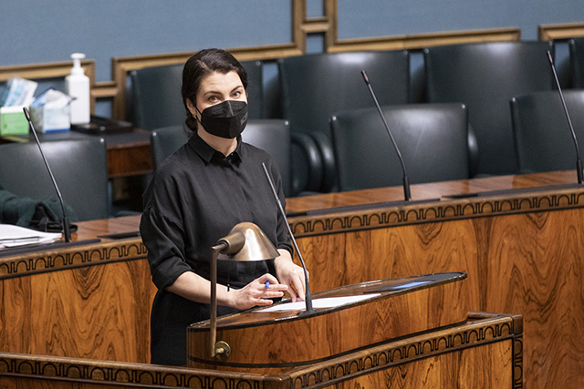 Ministeri Emma Kari eduskunnan täysistunnossa