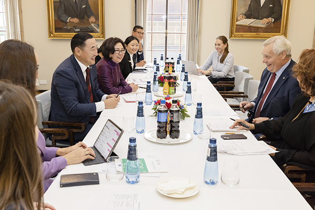 Mongolian parlamenttivaltuuskunta ja varapuhemies Rinne puhemiehen edustustilassa.