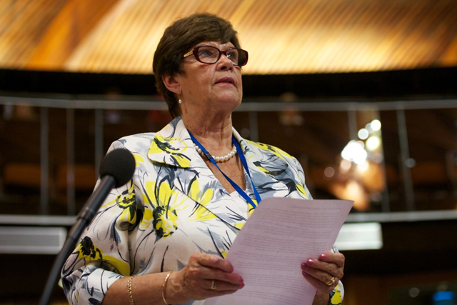 Sirkka-Liisa Anttila pitäässä puhetta Euroopan neuvoston istunnossa vuonna 2014.