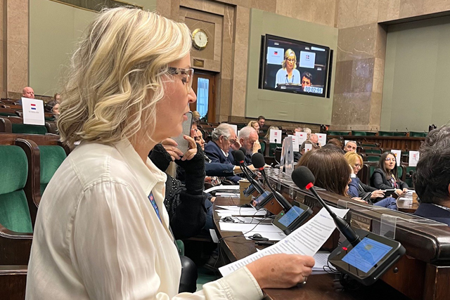 Kansanedustaja Eeva-Johanna Eloranta pitämässä puhetta Etyjin parlamentaarisessa yleiskokouksessa.