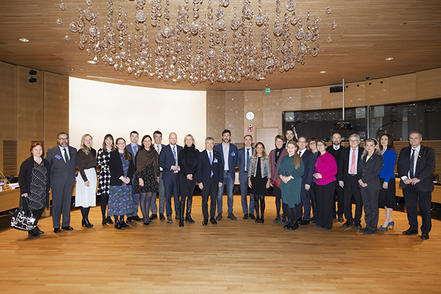 Ryhmäkuva Suomen ja Espanjan EU-valiokuntien jäsenistä kokoushuoneessa.