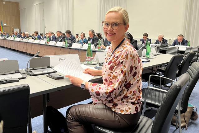 Eeva-Johanna Eloranta kokousuhuoneessa.