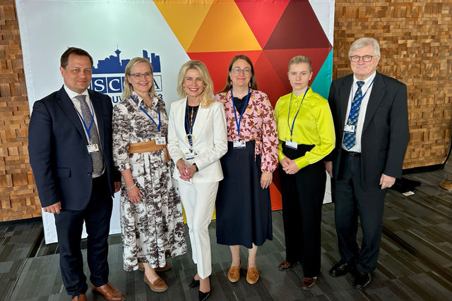 Suomen kuusihenkinen Etyj-valtuuskunta  Vancouverissa.