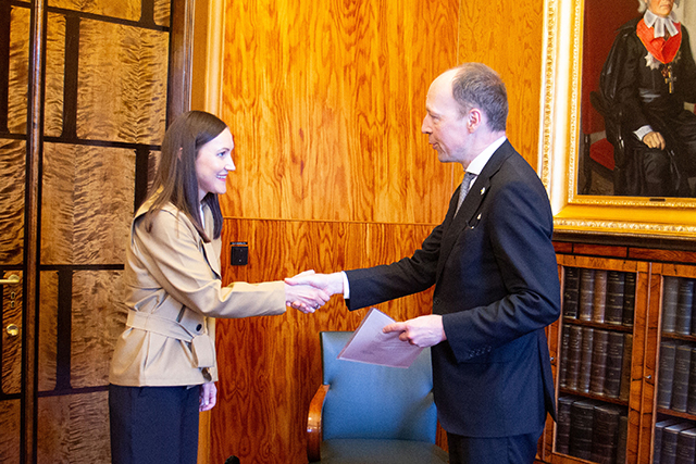 Sivulta kuvattuina kättelevät Lotta Hamari, vasemmalla, ja Jussi Halla-aho