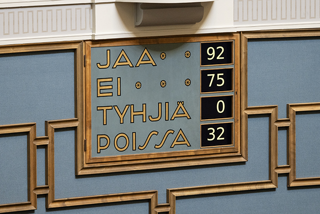 Äänestystulos istuntosalin seinällä