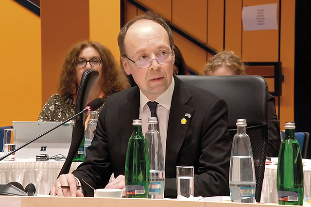 Puhemies Jussi Halla-aho pitmässä puhetta.