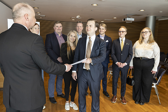 Kansalaisaloitteen tekijät luovuttavat kansalaisaloitepaperin Antti Linnalle Pikkuparlamentin Kansalaisinfossa