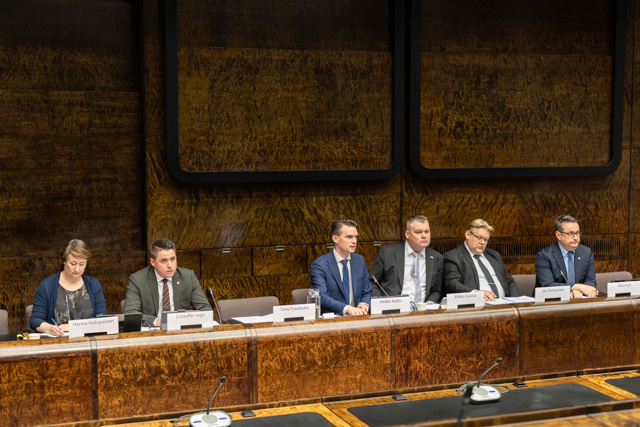 Valiokunnan jäseniä tiedotustilaisuudessa.