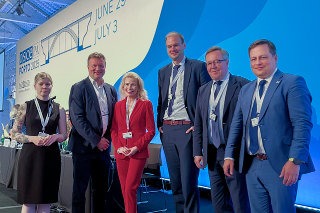 Ryhmäkuvassa Suomen valtuuskunta.