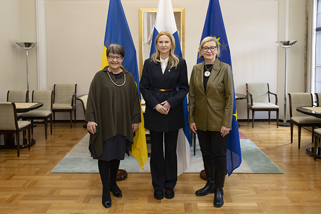 Kuvassa eduskunnan varapuhemiehet Paula Risikko ja Tarja Filatov, keskellä Ukrainan parlamentin varapuhemies Olena Kondratiuk.
