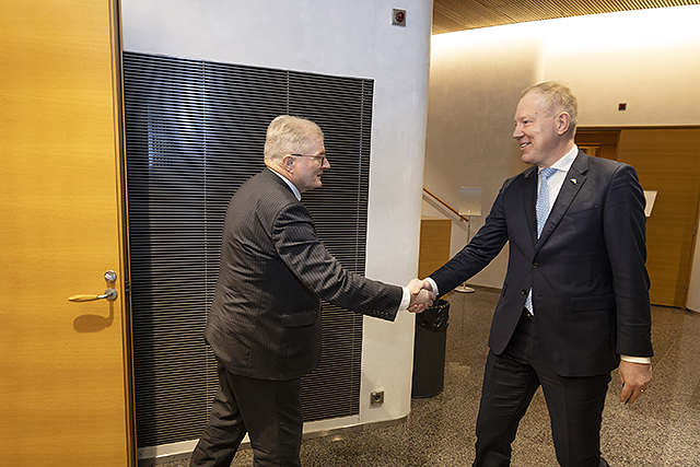 Kuvassa kaksi miestä, valiokuntien puheenjohtajat, kättelee.