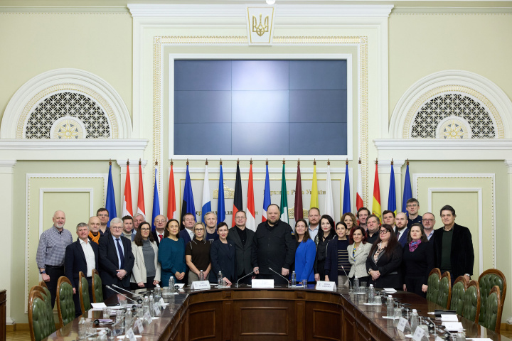 Kuvassa iso ryhmä ihmisiä useammassa rivissä.